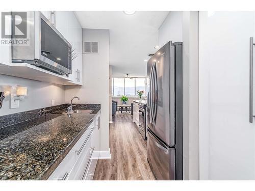 737 Leon Avenue Unit# 1401, Kelowna, BC - Indoor Photo Showing Kitchen With Upgraded Kitchen