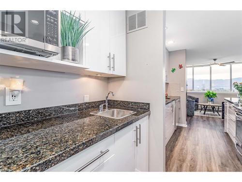 737 Leon Avenue Unit# 1401, Kelowna, BC - Indoor Photo Showing Kitchen