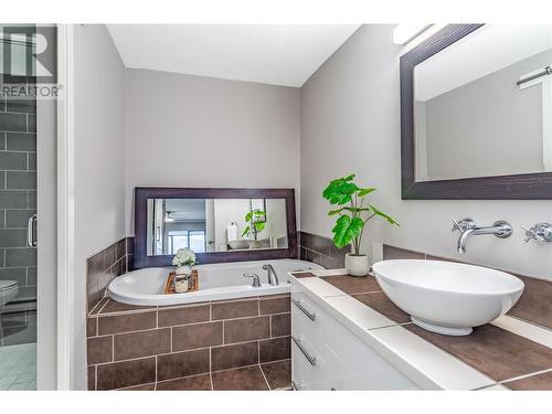 737 Leon Avenue Unit# 1401, Kelowna, BC - Indoor Photo Showing Bathroom