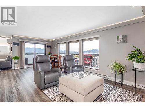 737 Leon Avenue Unit# 1401, Kelowna, BC - Indoor Photo Showing Living Room