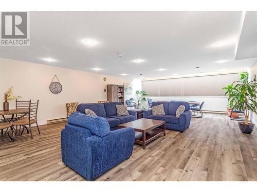 737 Leon Avenue Unit# 1401, Kelowna, BC - Indoor Photo Showing Living Room