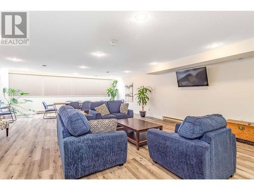 737 Leon Avenue Unit# 1401, Kelowna, BC - Indoor Photo Showing Living Room