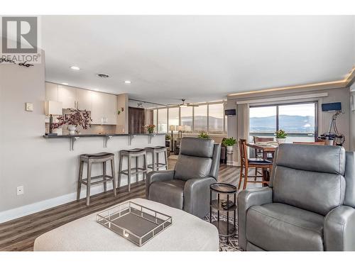 737 Leon Avenue Unit# 1401, Kelowna, BC - Indoor Photo Showing Living Room