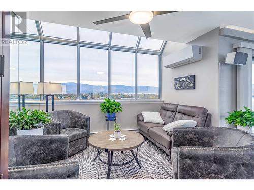 737 Leon Avenue Unit# 1401, Kelowna, BC - Indoor Photo Showing Living Room