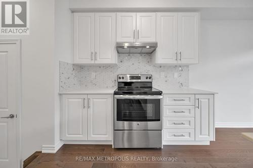 26 Gemini Drive, Barrie, ON - Indoor Photo Showing Kitchen