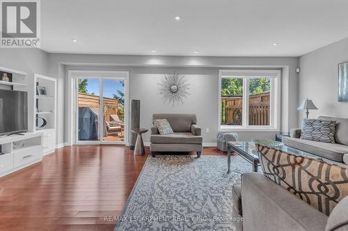 32 Aster Avenue, Hamilton, ON - Indoor Photo Showing Living Room