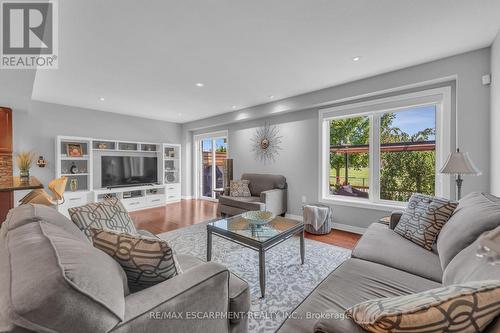 32 Aster Avenue, Hamilton, ON - Indoor Photo Showing Living Room