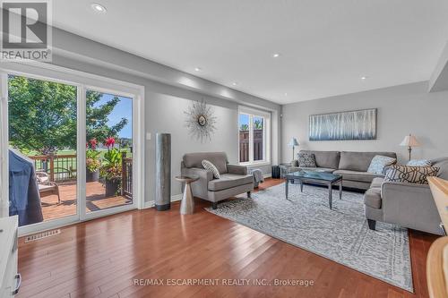 32 Aster Avenue, Hamilton, ON - Indoor Photo Showing Living Room