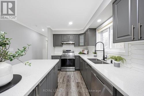 5739 Sixth Line, Erin, ON - Indoor Photo Showing Kitchen With Double Sink With Upgraded Kitchen