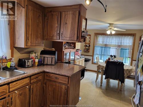 361 Indian Creek Road, Chatham, ON - Indoor Photo Showing Kitchen