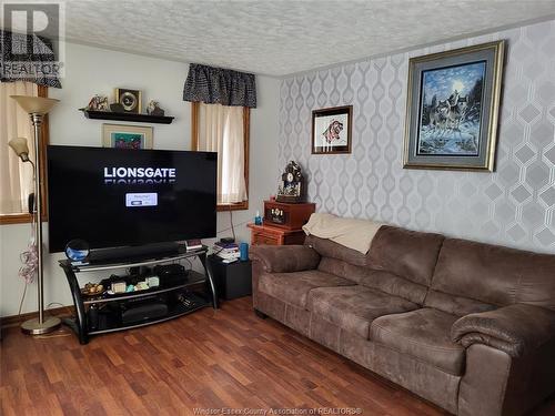 361 Indian Creek Road, Chatham, ON - Indoor Photo Showing Living Room