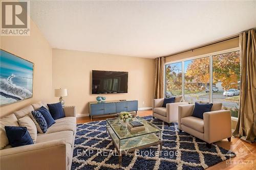 2426 Magnus Avenue, Ottawa, ON - Indoor Photo Showing Living Room