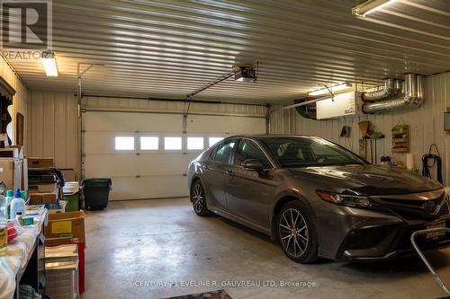 331475 Highway 11, Armstrong, ON - Indoor Photo Showing Garage