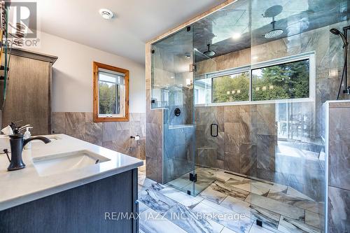 19 Ledge Road, Galway-Cavendish And Harvey, ON - Indoor Photo Showing Bathroom