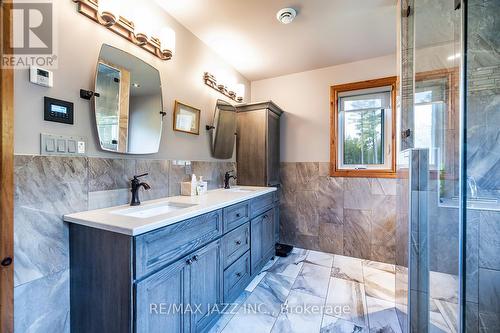 19 Ledge Road, Galway-Cavendish And Harvey, ON - Indoor Photo Showing Bathroom