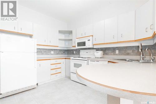 901 1867 Hamilton Street, Regina, SK - Indoor Photo Showing Kitchen