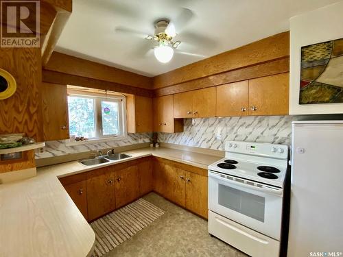 503 5Th Street, Frobisher, SK - Indoor Photo Showing Kitchen With Double Sink