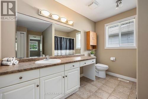 304 Parkside Drive, Petrolia, ON - Indoor Photo Showing Bathroom