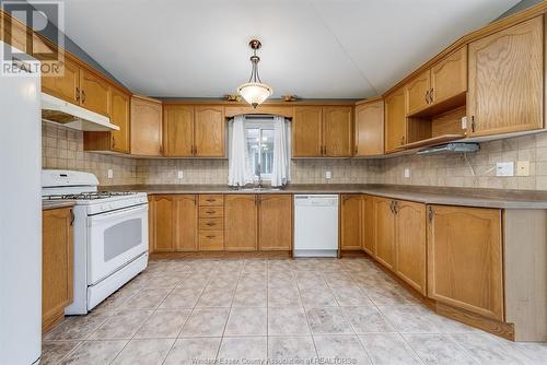 1547 Clover Avenue, Windsor, ON - Indoor Photo Showing Kitchen