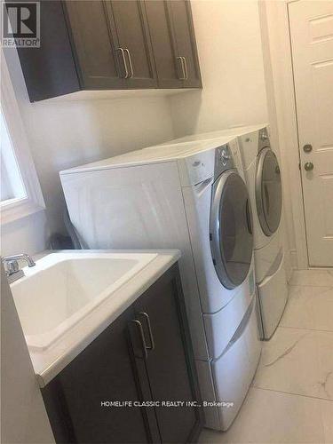 31 Robert Baldwin Boulevard, East Gwillimbury, ON - Indoor Photo Showing Laundry Room