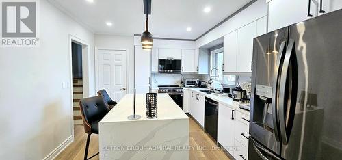 11821 Woodbine Avenue, Whitchurch-Stouffville, ON - Indoor Photo Showing Kitchen With Double Sink With Upgraded Kitchen