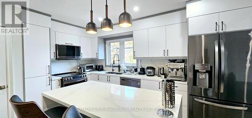 11821 Woodbine Avenue, Whitchurch-Stouffville, ON - Indoor Photo Showing Kitchen