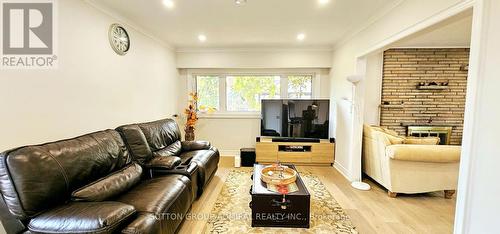 11821 Woodbine Avenue, Whitchurch-Stouffville, ON - Indoor Photo Showing Living Room