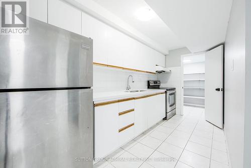 23 Millbank Court, Vaughan, ON - Indoor Photo Showing Kitchen