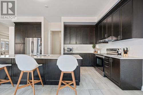 92 Holland Vista Street, East Gwillimbury, ON - Indoor Photo Showing Kitchen With Upgraded Kitchen