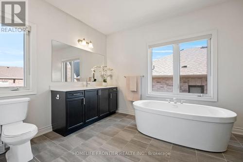 92 Holland Vista Street, East Gwillimbury, ON - Indoor Photo Showing Bathroom