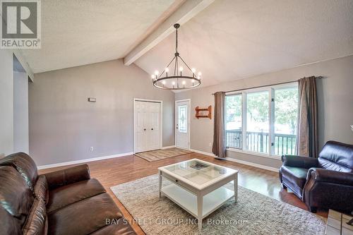 7 Agnes Street, Oro-Medonte, ON - Indoor Photo Showing Living Room