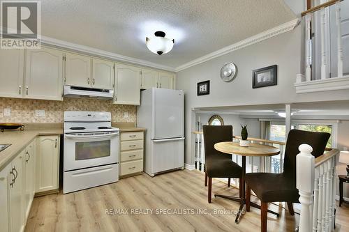 26 Doris Drive, Barrie, ON - Indoor Photo Showing Kitchen