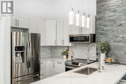 27 - 5 Harbour Street, Collingwood, ON - Indoor Photo Showing Kitchen With Stainless Steel Kitchen With Upgraded Kitchen