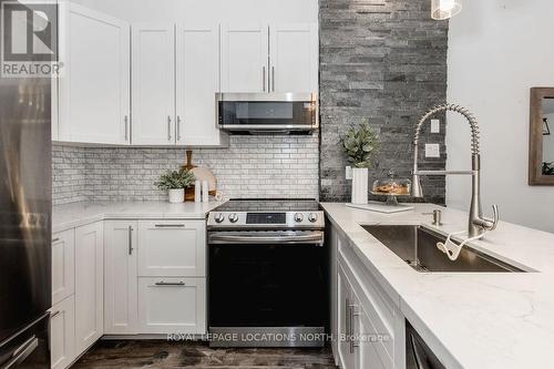 27 - 5 Harbour Street, Collingwood, ON - Indoor Photo Showing Kitchen With Upgraded Kitchen