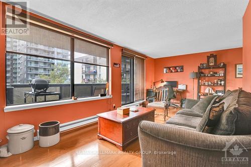 604 - 470 Laurier Avenue, Ottawa, ON - Indoor Photo Showing Living Room