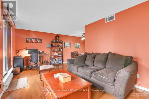 604 - 470 Laurier Avenue, Ottawa, ON - Indoor Photo Showing Living Room