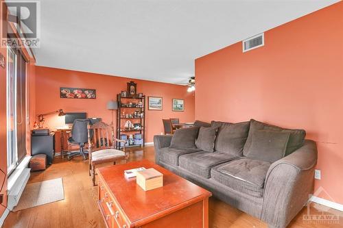 470 Laurier Avenue Unit#604, Ottawa, ON - Indoor Photo Showing Living Room