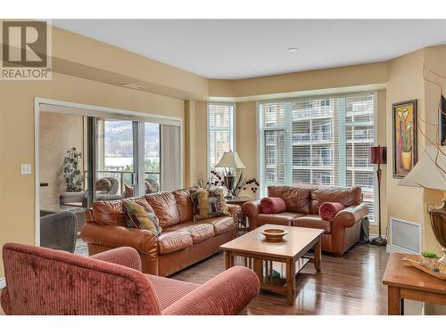 1128 Sunset Drive Unit# 407, Kelowna, BC - Indoor Photo Showing Living Room