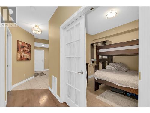 1128 Sunset Drive Unit# 407, Kelowna, BC - Indoor Photo Showing Bedroom