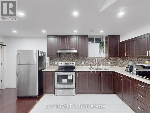 5 Ricardo Road, Brampton, ON - Indoor Photo Showing Kitchen With Double Sink With Upgraded Kitchen