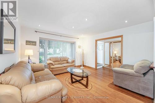 6 Glenmore Crescent, Brampton, ON - Indoor Photo Showing Living Room