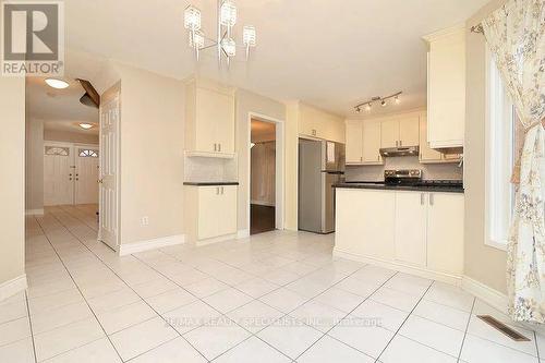 3247 Bloomfield Drive, Mississauga, ON - Indoor Photo Showing Kitchen