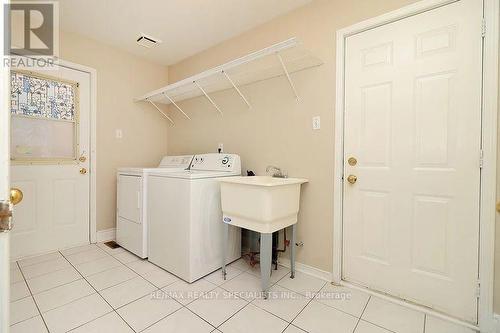 3247 Bloomfield Drive, Mississauga, ON - Indoor Photo Showing Laundry Room