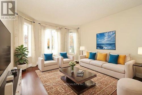 3247 Bloomfield Drive, Mississauga, ON - Indoor Photo Showing Living Room