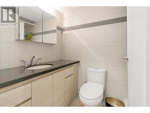 201 1995 Beach Avenue, Vancouver, BC - Indoor Photo Showing Bathroom