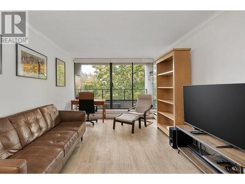 201 1995 Beach Avenue, Vancouver, BC - Indoor Photo Showing Living Room