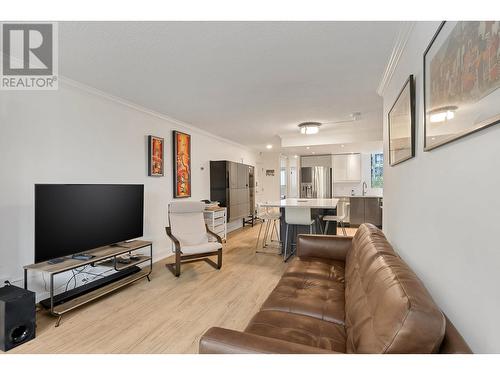 201 1995 Beach Avenue, Vancouver, BC - Indoor Photo Showing Living Room