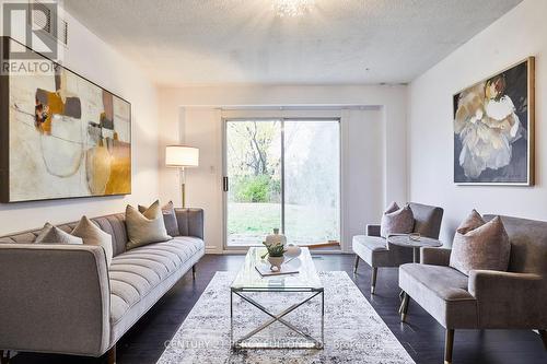 472 Sheppard Avenue, Pickering, ON - Indoor Photo Showing Living Room