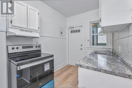 1094 Lincoln Road, Windsor, ON - Indoor Photo Showing Kitchen