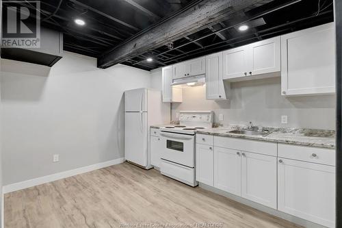 1094 Lincoln Road, Windsor, ON - Indoor Photo Showing Kitchen